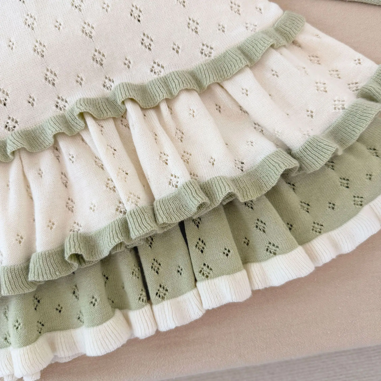 MiniBelle – Elegante e morbida – Abitino da neonato lavorato a maglia con dettagli a volant