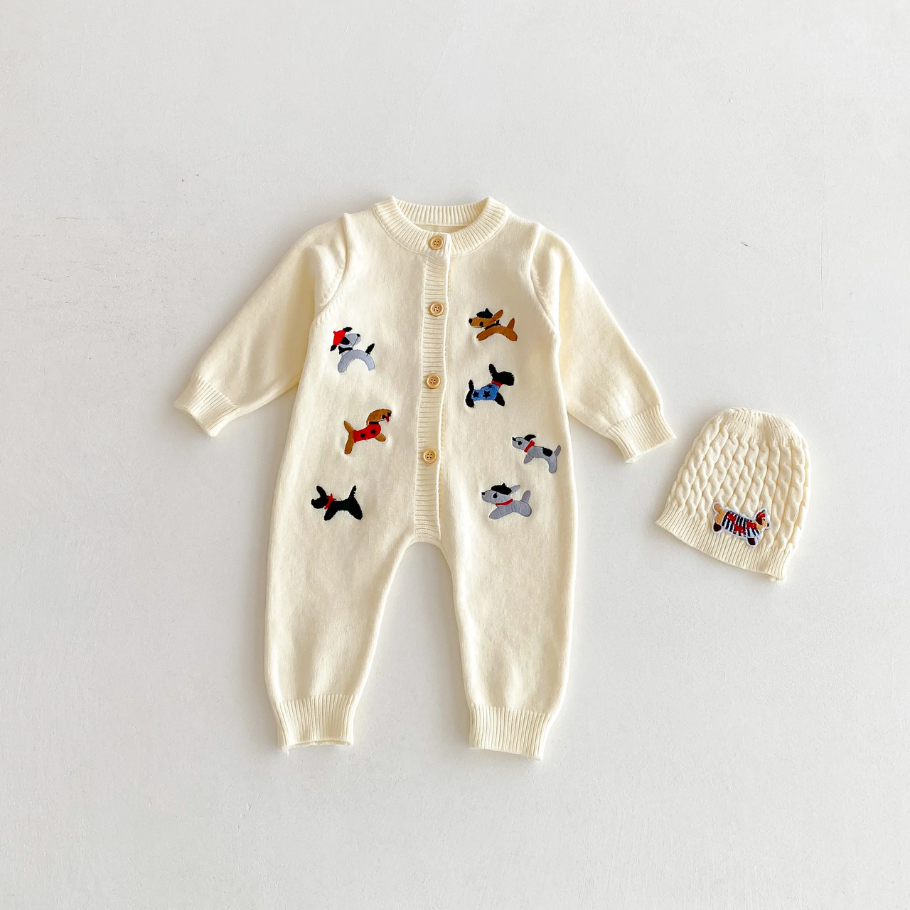 PlayfulKnit – Morbido e carino – Tutina per neonati lavorata a maglia con stampa a cagnolini