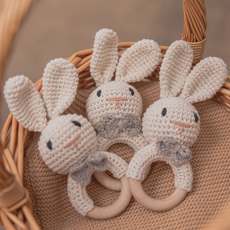 CuddleRattle – Morbido e divertente – Sonaglio per neonati lavorato all’uncinetto con anello in legno
