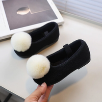 Thumbnail for SoftSteps –  Calde e morbide – Scarpette da bambina con pompon in peluche