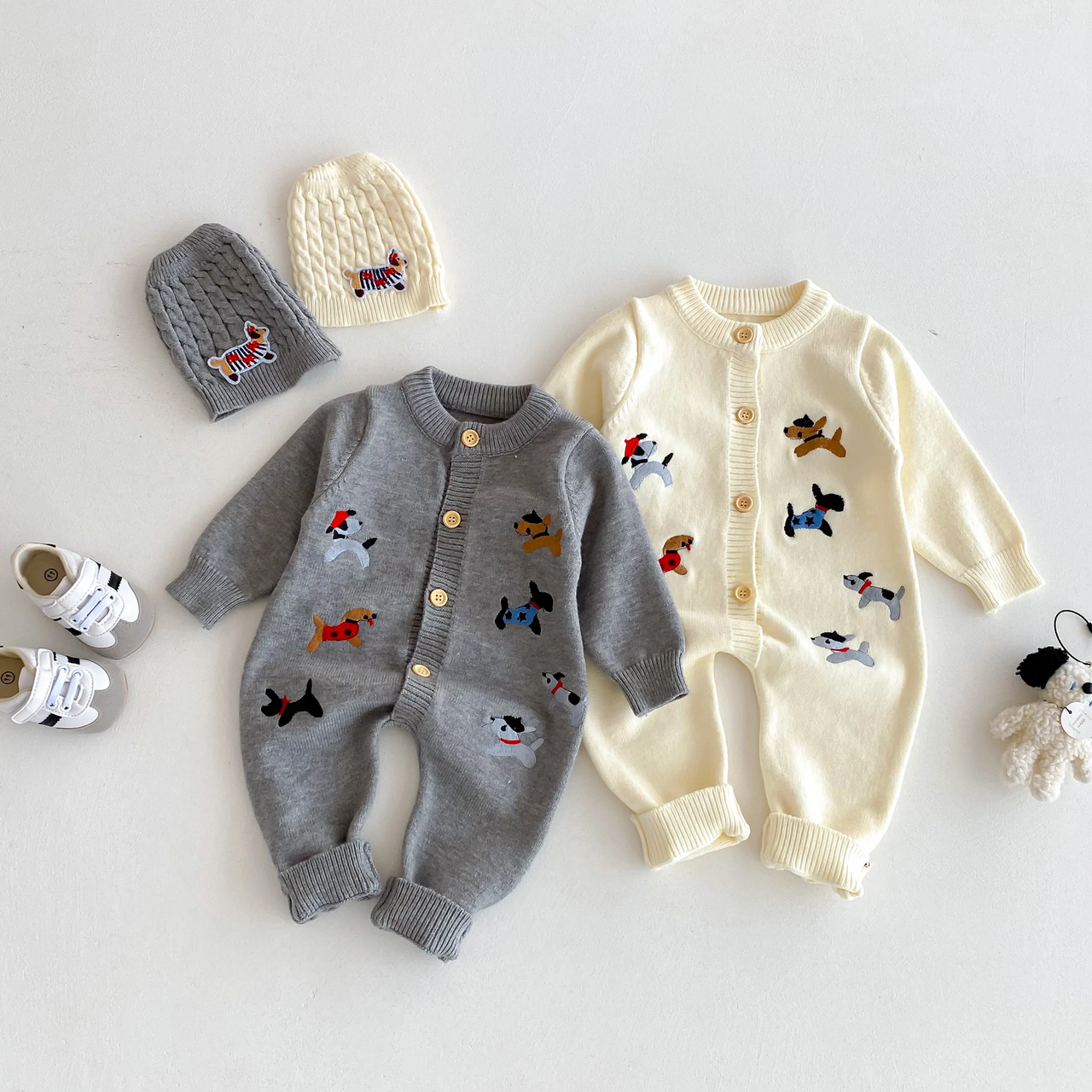 PlayfulKnit – Morbido e carino – Tutina per neonati lavorata a maglia con stampa a cagnolini