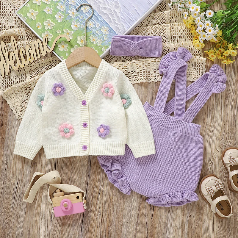 FloraKnit – Morbido e carino – Completo per neonati con cardigan, salopette e cerchietto