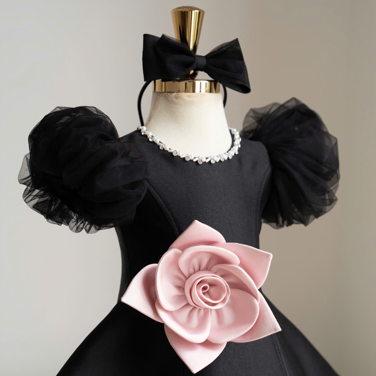 LittleRose – Elegante e festoso – Abito da bambina con fiore 3D e maniche a sbuffo