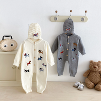 Thumbnail for PlayfulKnit – Morbido e carino – Tutina per neonati lavorata a maglia con stampa a cagnolini
