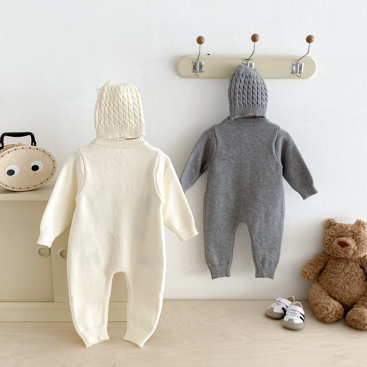 PlayfulKnit – Morbido e carino – Tutina per neonati lavorata a maglia con stampa a cagnolini