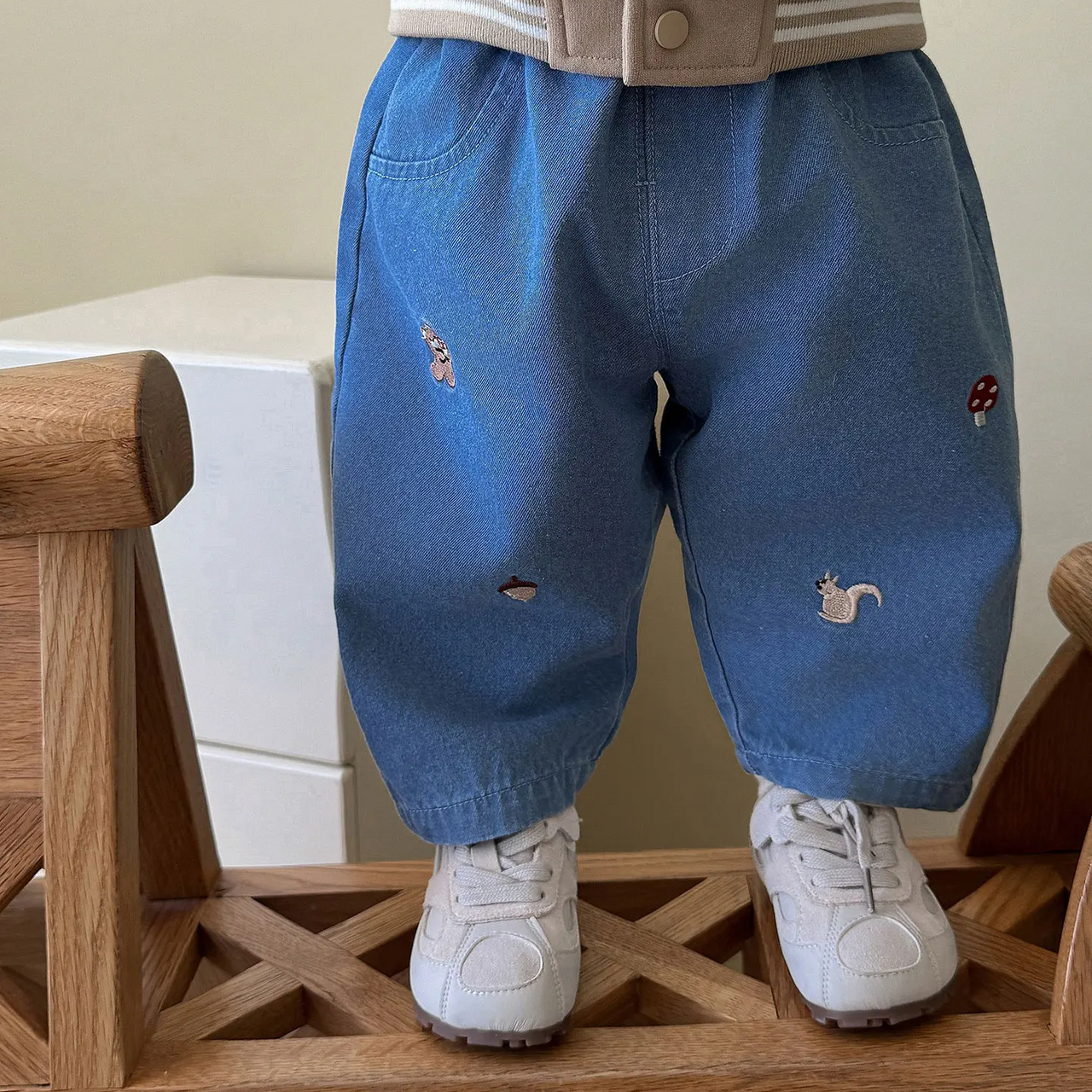 LittlePatch – Morbidi e comodi – Pantaloni per bambini con dettagli ricamati