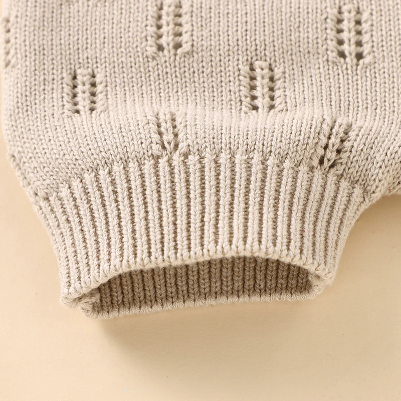 MiniCozy – Morbidi e comodi – Salopette lavorata a maglia per neonati con cappellino
