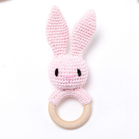 Thumbnail for CuddleRattle – Morbido e divertente – Sonaglio per neonati lavorato all’uncinetto con anello in legno