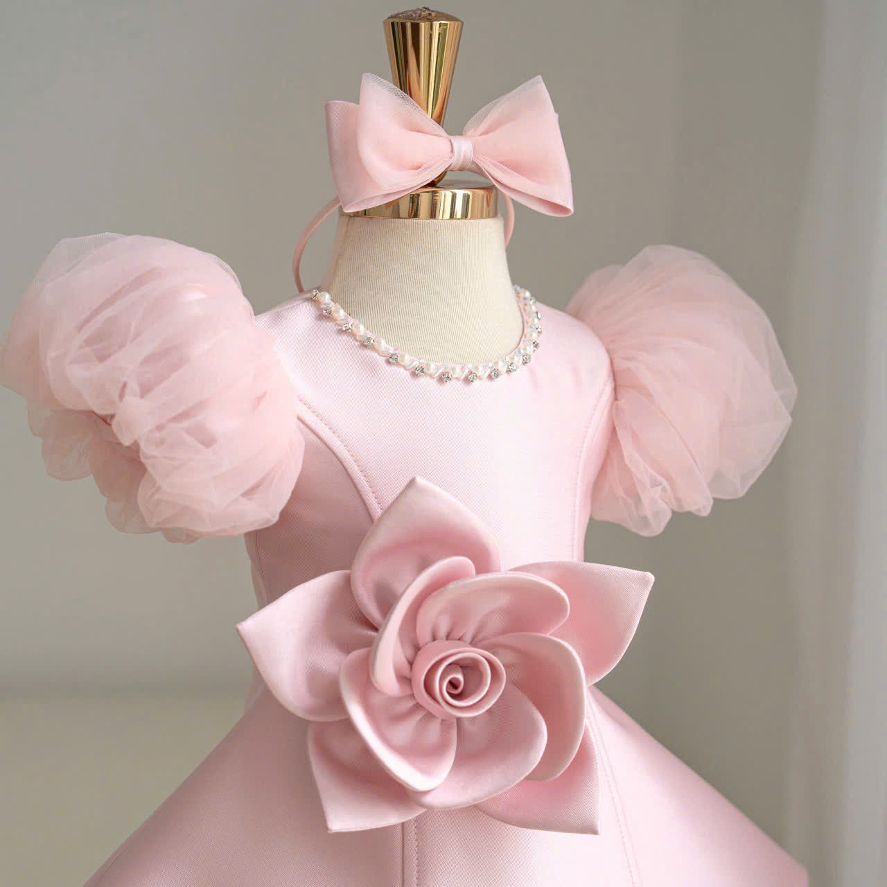 LittleRose – Elegante e festoso – Abito da bambina con fiore 3D e maniche a sbuffo