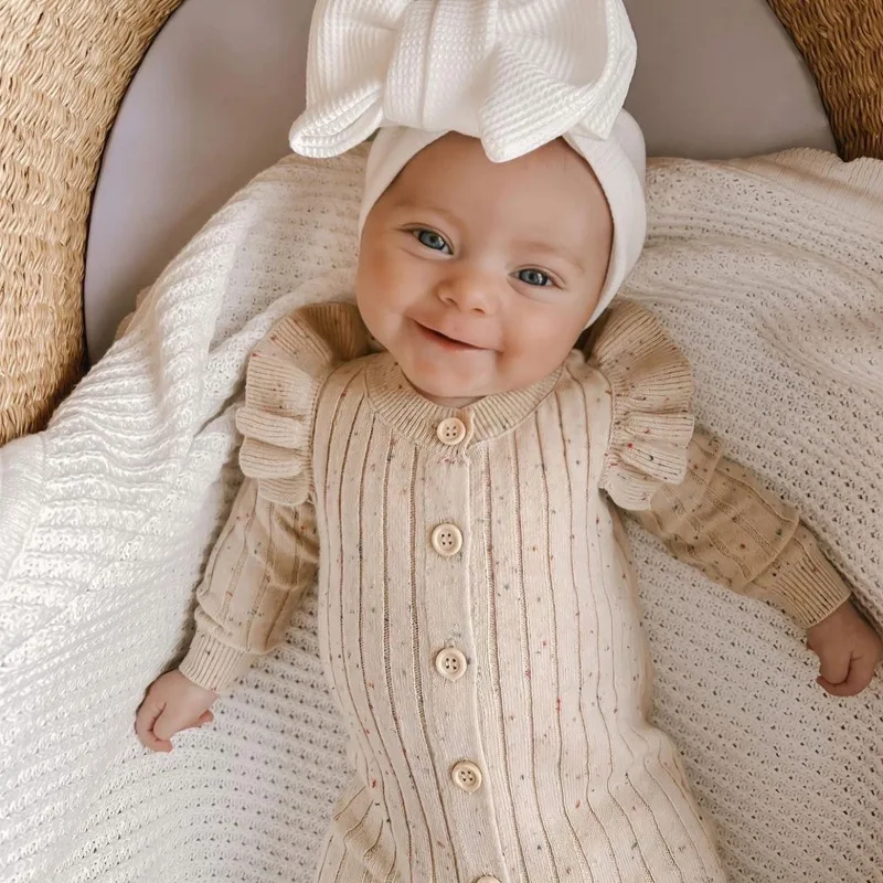 MiniAurora – Morbido ed elegante – Tutina lavorata a maglia per neonati con ali d'angelo e fascia per la testa