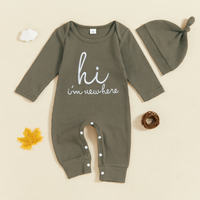 Thumbnail for CuddleBaby – Ciao, sono nuova qui – Set composto da tutina per neonati e berretto