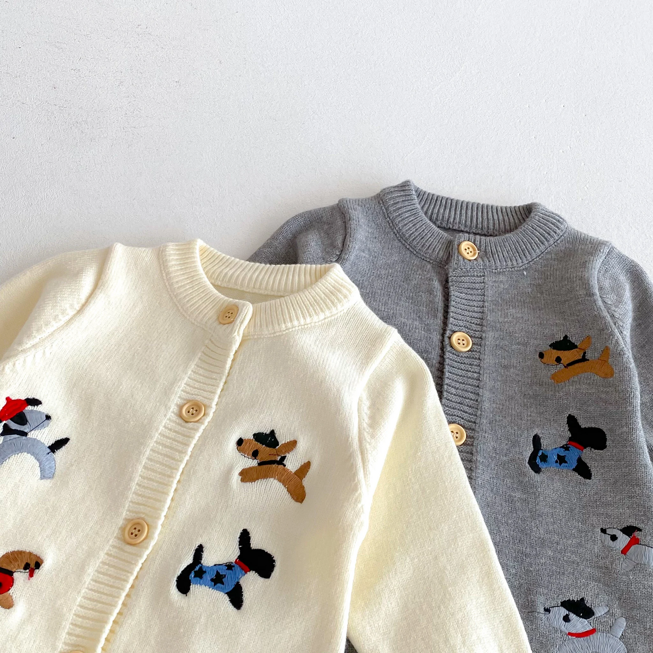 PlayfulKnit – Morbido e carino – Tutina per neonati lavorata a maglia con stampa a cagnolini