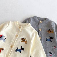 Thumbnail for PlayfulKnit – Morbido e carino – Tutina per neonati lavorata a maglia con stampa a cagnolini