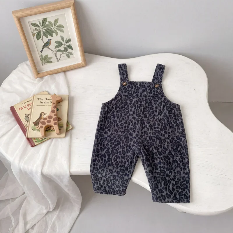 LeopardChic – Alla moda e comode – Salopette da bambina con stampa leopardata