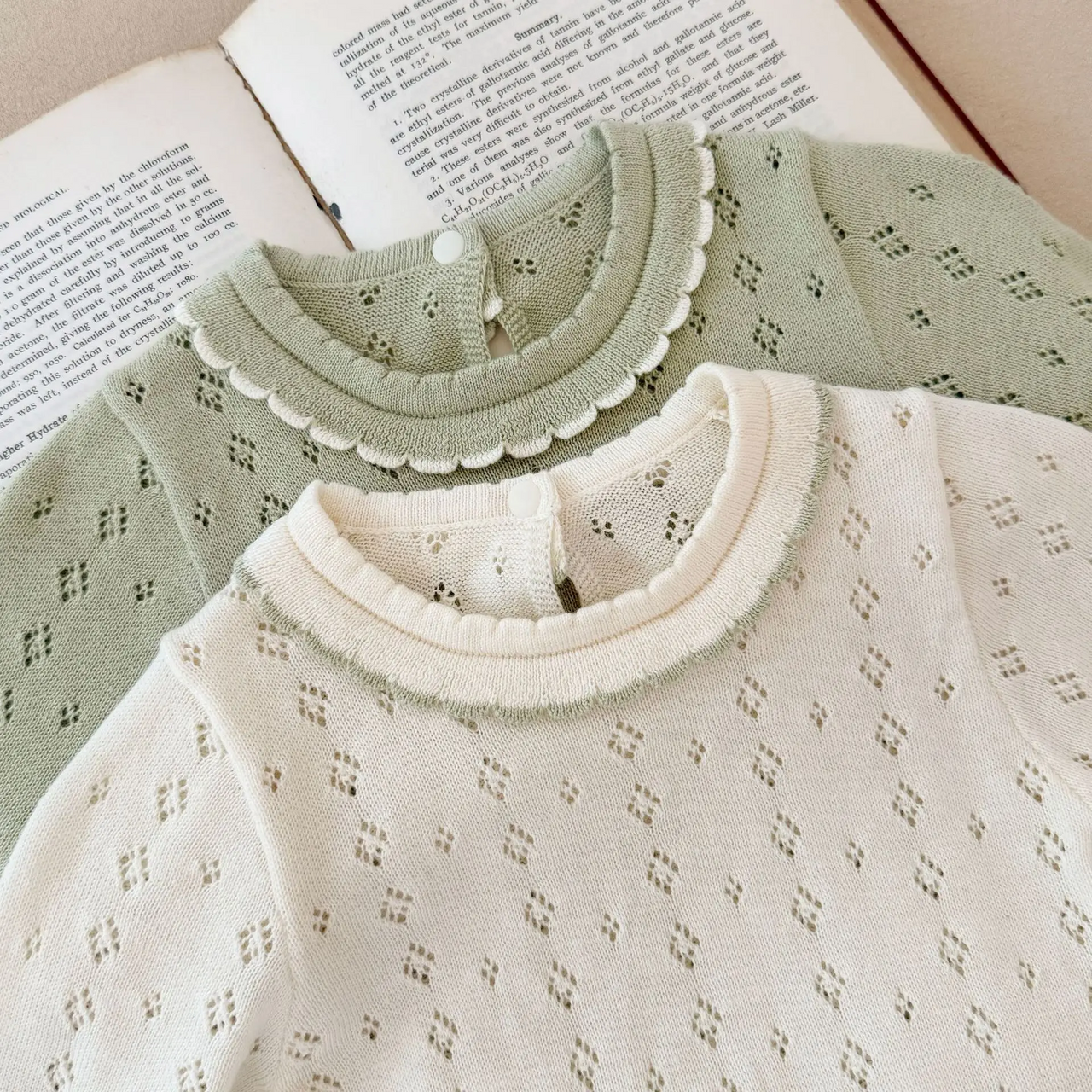 MiniBelle – Elegante e morbida – Abitino da neonato lavorato a maglia con dettagli a volant