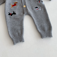 Thumbnail for PlayfulKnit – Morbido e carino – Tutina per neonati lavorata a maglia con stampa a cagnolini