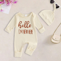Thumbnail for CuddleBaby – Ciao, sono nuova qui – Set composto da tutina per neonati e berretto