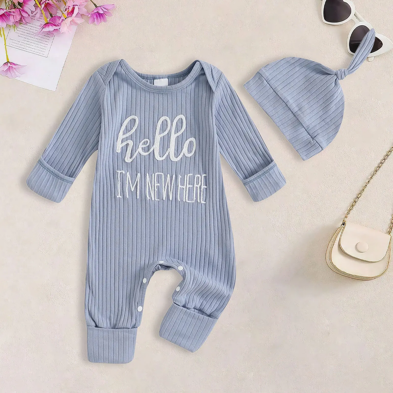 CuddleBaby – Ciao, sono nuova qui – Set composto da tutina per neonati e berretto