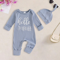 Thumbnail for CuddleBaby – Ciao, sono nuova qui – Set composto da tutina per neonati e berretto