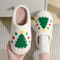 Thumbnail for Northern Lights Kids - Caldo e festoso - Pantofole natalizie in peluche a fantasia