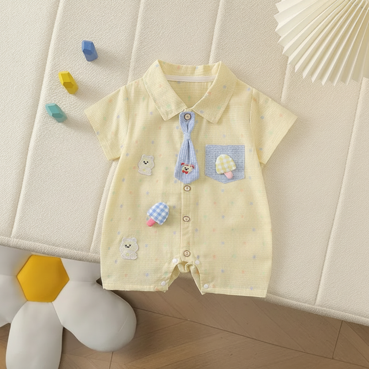 KiddoStyle – Carino e morbido – Tuta per bambini con cravatta e toppa