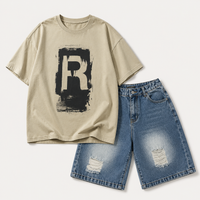 Thumbnail for CoolBoys – Grintoso e comodo – Outfit da ragazzo con maglietta e pantaloncini di jeans