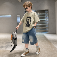 Thumbnail for CoolBoys – Grintoso e comodo – Outfit da ragazzo con maglietta e pantaloncini di jeans