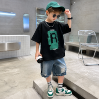 Thumbnail for CoolBoys – Grintoso e comodo – Outfit da ragazzo con maglietta e pantaloncini di jeans