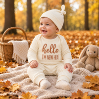 Thumbnail for CuddleBaby – Ciao, sono nuova qui – Set composto da tutina per neonati e berretto