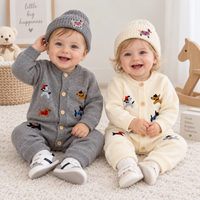 Thumbnail for PlayfulKnit – Morbido e carino – Tutina per neonati lavorata a maglia con stampa a cagnolini