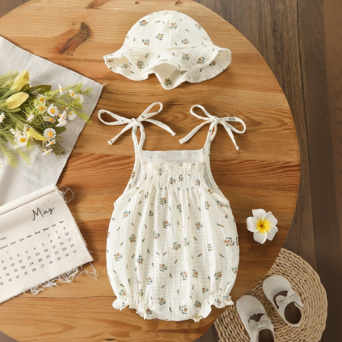 LittleBlossom – Comfort estivo ed eleganza – Body con cappellino per neonati