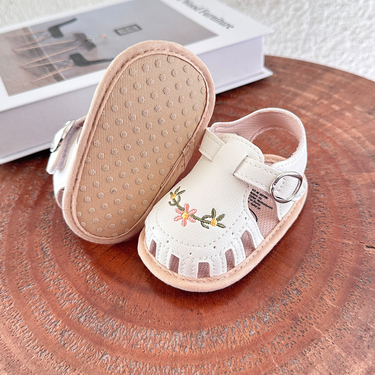TinyPetals – Comfort e stile – Sandali per neonati con ricamo floreale
