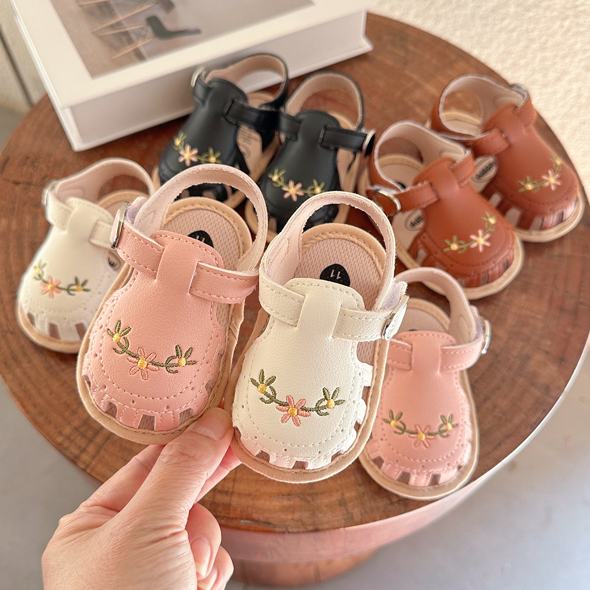 TinyPetals – Comfort e stile – Sandali per neonati con ricamo floreale