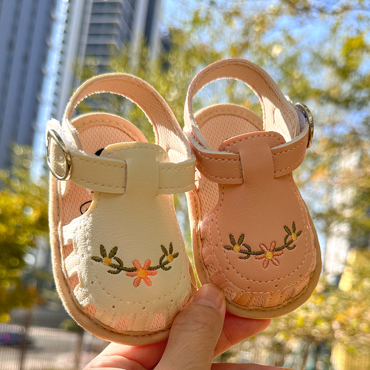 TinyPetals – Comfort e stile – Sandali per neonati con ricamo floreale