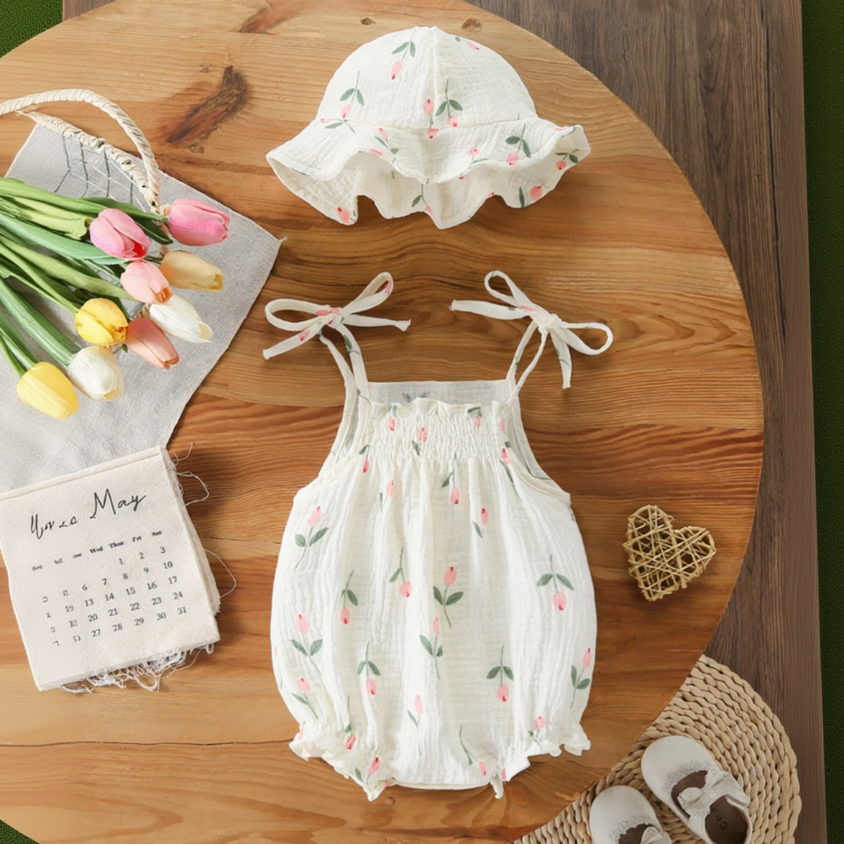 LittleBlossom – Comfort estivo ed eleganza – Body con cappellino per neonati