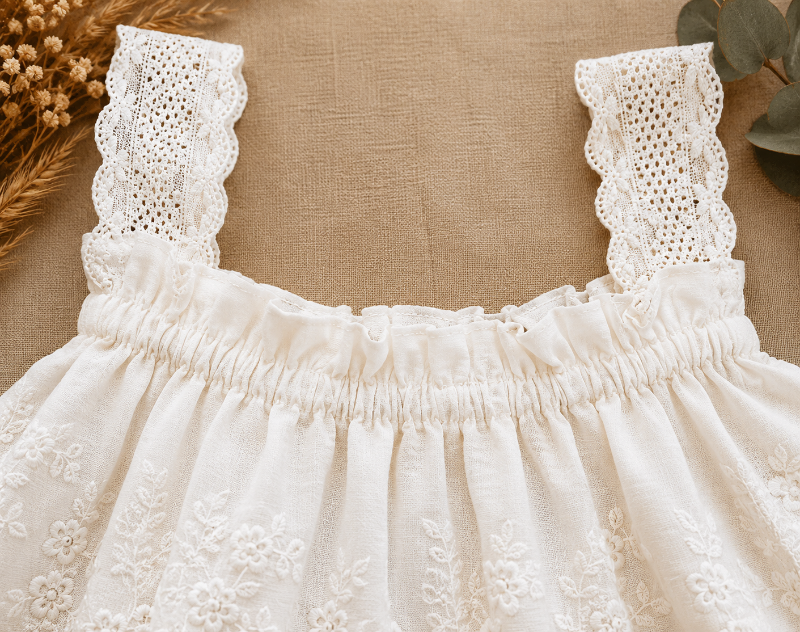 TinyLuxe – Top in pizzo e pantaloni a gamba larga della collezione Zomerset