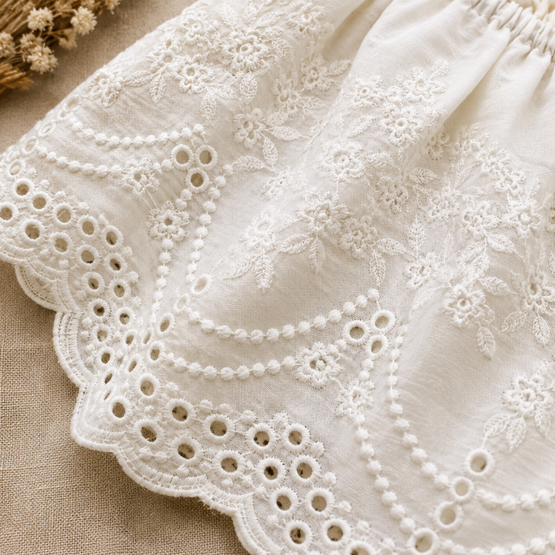 TinyLuxe – Top in pizzo e pantaloni a gamba larga della collezione Zomerset