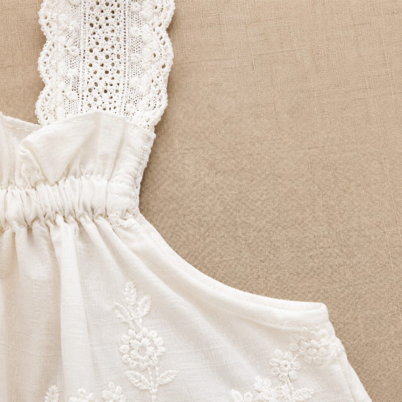 TinyLuxe – Top in pizzo e pantaloni a gamba larga della collezione Zomerset